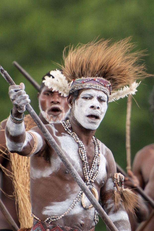 新几内亚食人族曝光，据传58年前，该部落吃掉了洛克菲勒继承人