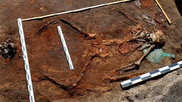 俄罗斯墓穴挖出2400年前的“亚马逊女战士”，双腿以骑马姿势下葬