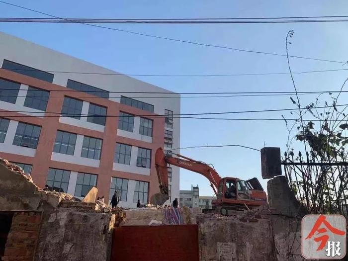 广西柳州拆除废弃民房时，一流浪汉被坍塌楼板砸中身亡
