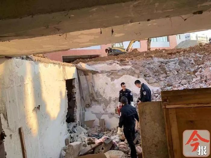 广西柳州拆除废弃民房时，一流浪汉被坍塌楼板砸中身亡