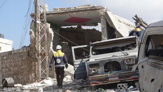 叙利亚伊德利卜再遭空袭“白头盔组织”成员救援受伤民众