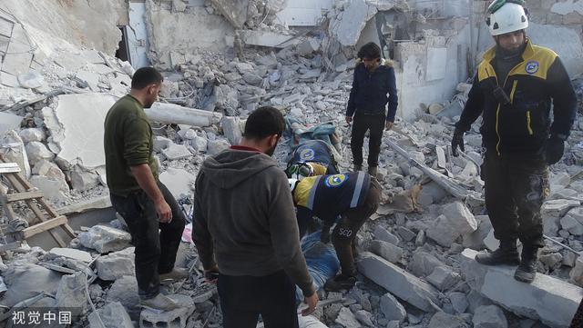 叙利亚伊德利卜再遭空袭“白头盔组织”成员救援受伤民众