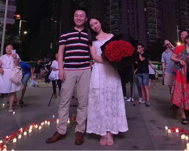 宜宾小伙点亮双子塔楼为老婆庆生，此前还包下全城出租车顶灯