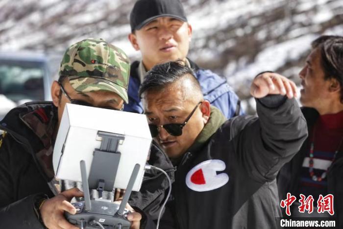 涉藏纪录片《极地通途》于12月9日在《西藏卫视》首播,讲述人与公路的故事。图为拉巴欧珠(前排左二)带着团队拍摄该纪录片(12月9日 纪录片截屏图) 纪录片制作方供图