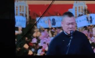 岳云鹏专场遭主办方要求＂10秒内结束＂ 他扔话筒哭着下台