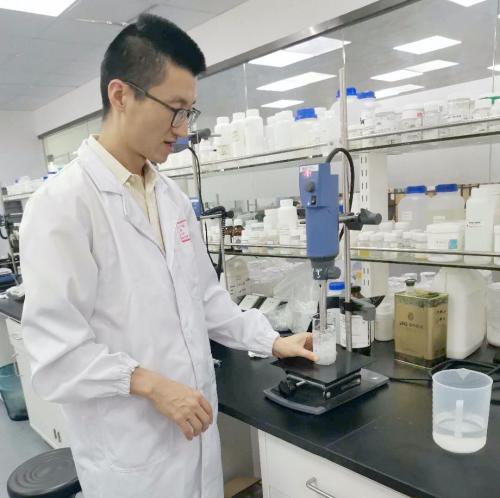 蓝总现场演示产品研发过程(图)