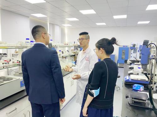 禾雅堂CEO吴骏先生参观实验室(图)