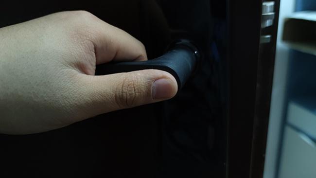 在门把手上还集成了指纹识别,录入指纹后无需按密码即可极速开门。