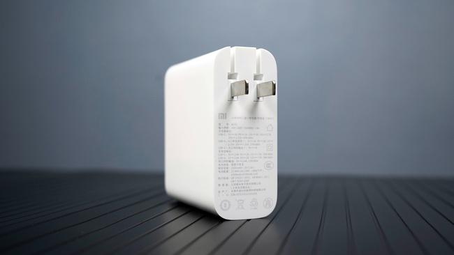 插脚采用的可收纳设计,对出行携带相对更友好些。