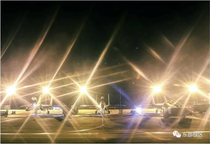 ▲夜色中的战鹰。