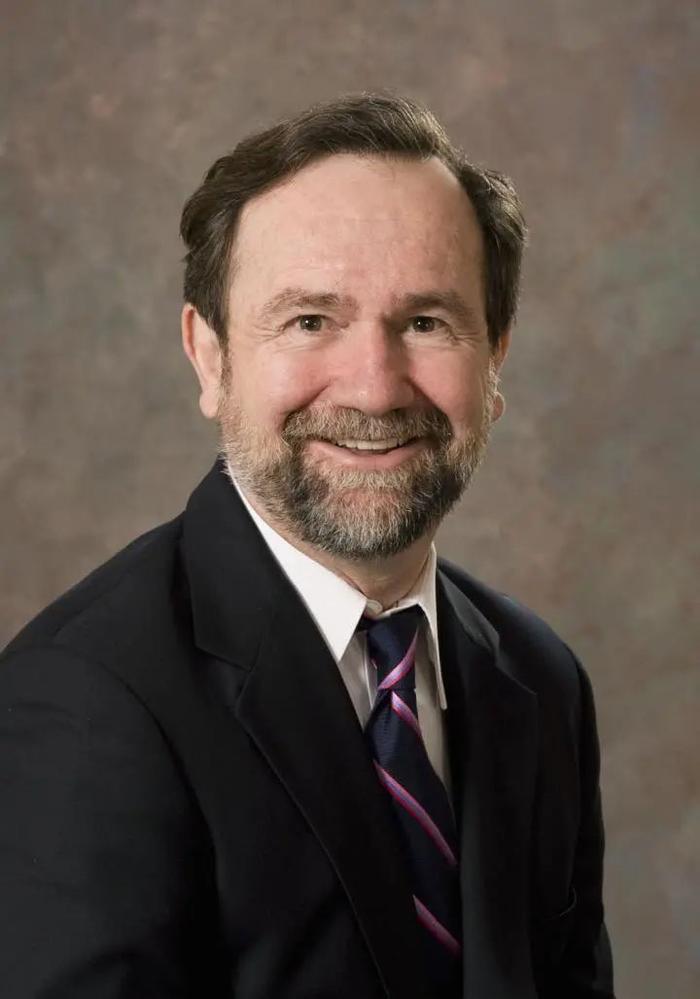加州大学戴维斯分校的 John S. Werner 领导了一项针对色盲患者的特殊滤光眼镜的研究。图片来源:UC Regents / UC Davis Health