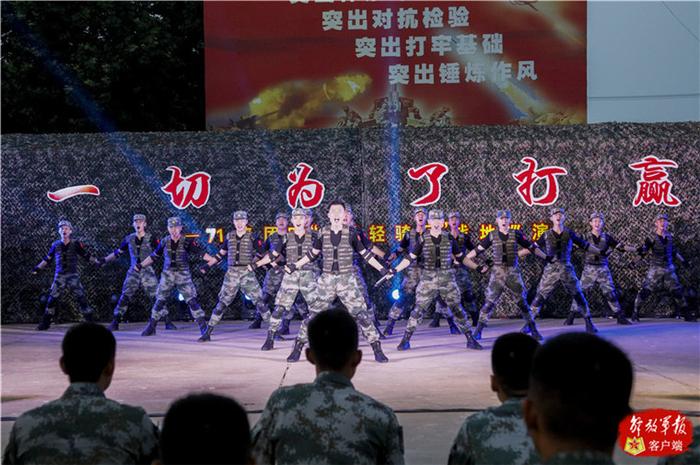 ▲6月30日,在“钢铁劲旅”某野外驻训点,文艺轻骑兵为官兵激情演唱。刘佩鑫 摄