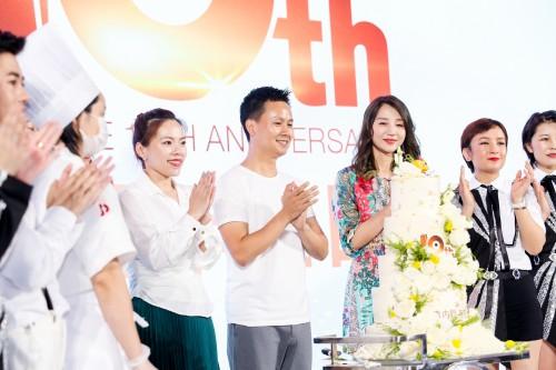 素野十周年庆生派对上,女星阿朵(右三)前来助阵。