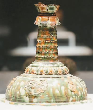 唐代三彩灯(局部) 动脉影摄