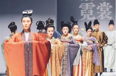 “洛水霓裳”装束复原秀 洛阳博物馆供图