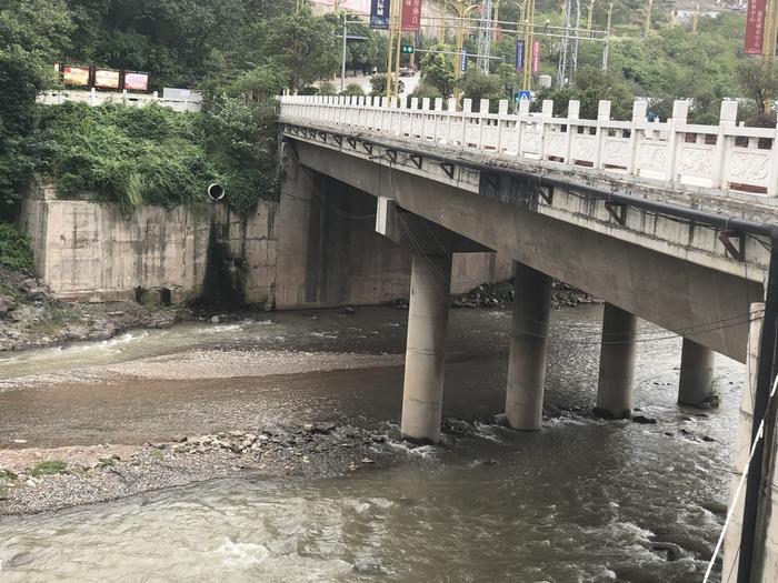 事发地小河二桥,翁小娟当时坠落在河道裸露的沙石上。 本文图片 澎湃新闻记者 王万春