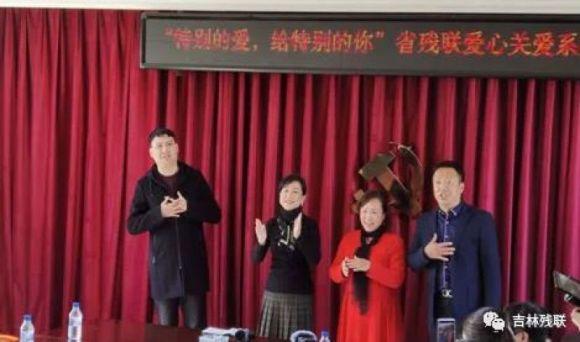 图为文艺骨干为残疾人朋友演出节目