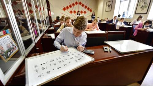 ▲外国学生在孔子学院学习中国传统文化。(图源:Getty)