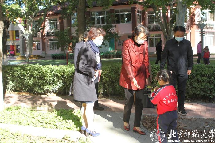 小朋友介绍自己在生态种植园摘的蔬菜