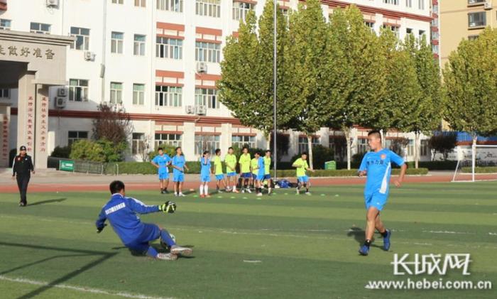 学生们进行足球训练。长城网记者 胡竞文 摄