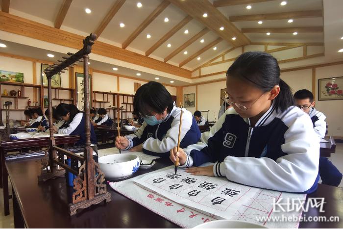 书法课堂上,老师正在指导学生学习毛笔字。长城网记者 胡竞文 摄