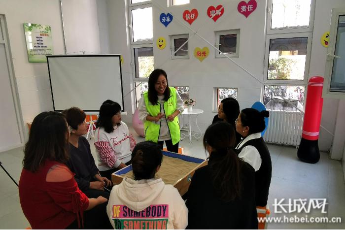 学校邀请专业人员对教师开展心理健康教师沙盘培训。长城网记者张梅胜 摄