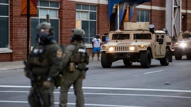 资料图:国民警卫队武装进入市区。(图源:Getty Images)