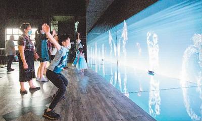 市民在上海玻璃博物馆体验互动装置。 王初摄(人民图片)