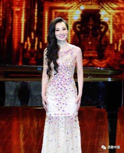 她是“中国新十大女高音歌唱家”，一曲《我有多爱你》唱出了每一位中国人的心声……