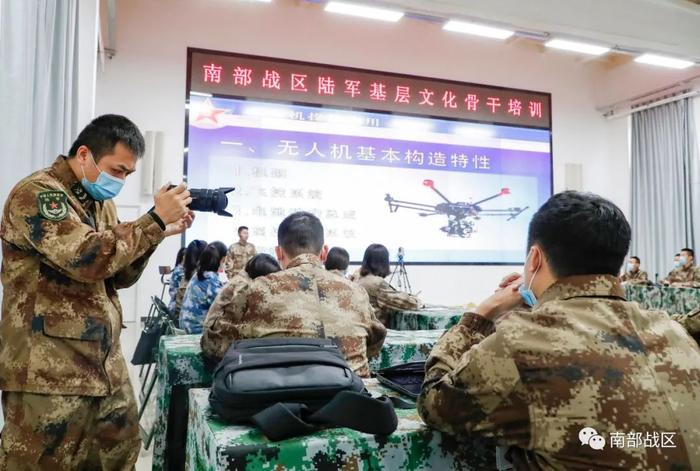 ▲学员拍摄记录学习场景