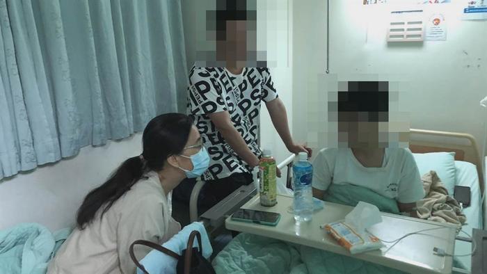 图为接种疫苗后的学生住院观察(图源:台媒)