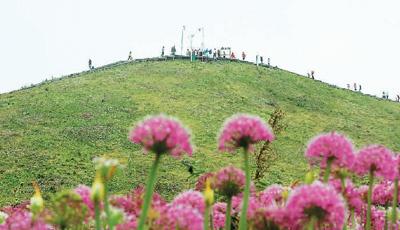 图为贵州省毕节市大韭菜坪景区,游客从智慧旅游设备下经过。 韩贤普摄(人民视觉)