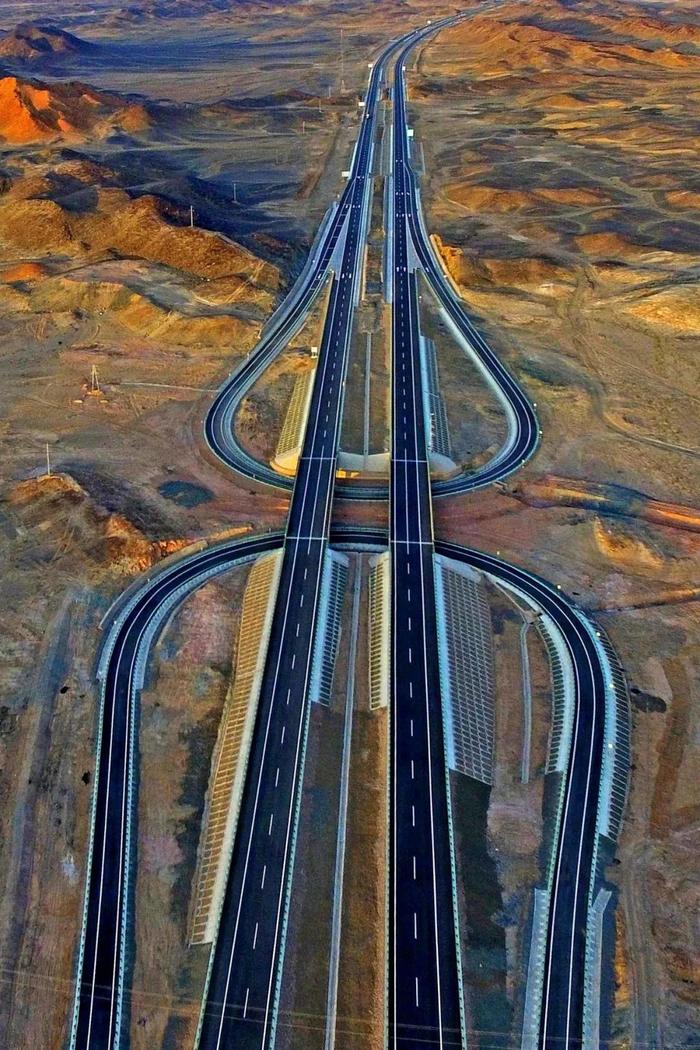 ▲ 酒泉拍摄的已通车的京新高速公路。图/视觉中国