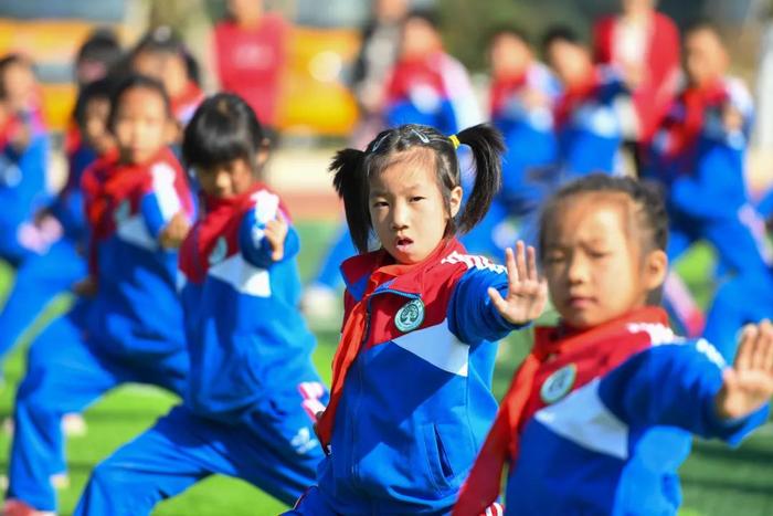 一所学校的孩子在上“功夫体育课” 陈泽国 摄