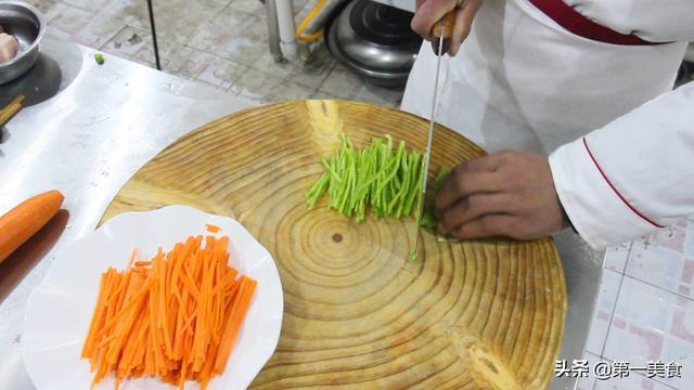 厨师长做一道“胡萝卜炒千张”，这地道的家常菜，清淡可口老人爱