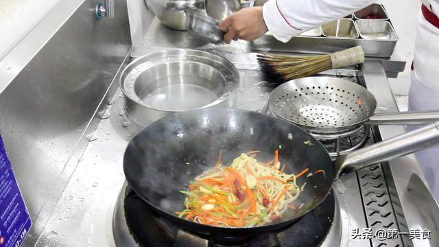 厨师长做一道“胡萝卜炒千张”，这地道的家常菜，清淡可口老人爱