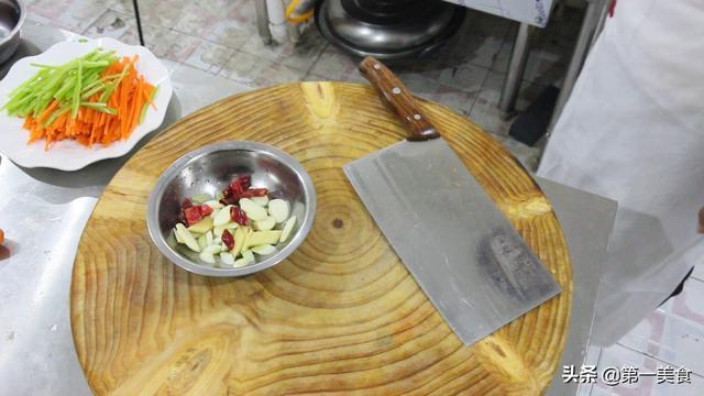 厨师长做一道“胡萝卜炒千张”，这地道的家常菜，清淡可口老人爱