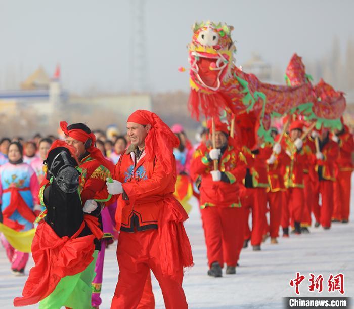 看冰上赛马飞驰享冬捕私人定制 新疆博湖冰雪节开幕