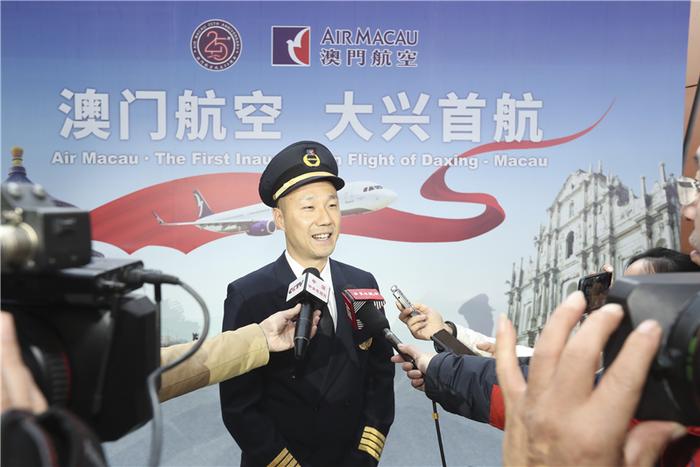 首航机长林家全接受媒体采访(航空公司供图)