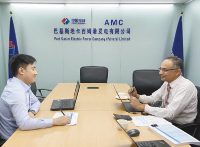 肖欣(左一)与巴基斯坦国家电力公司官员商讨项目送出线路事宜。 巴基斯坦卡西姆港电站供图