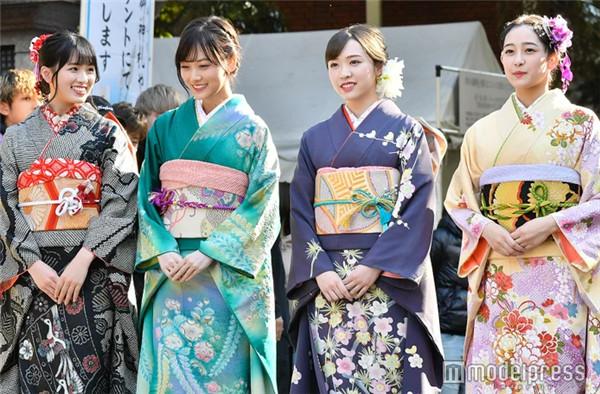 乃木坂46成员山下美月等4人身着和服盛装出席成人式