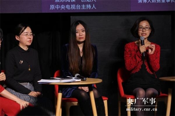 邵永灵(右)参加活动