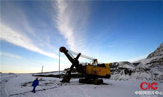 山西忻州：工业园区迎来降雪天气 雪后厂区玉琢银装