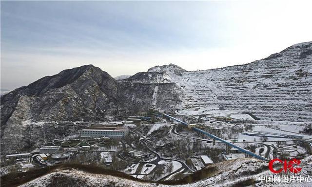 山西忻州：工业园区迎来降雪天气 雪后厂区玉琢银装