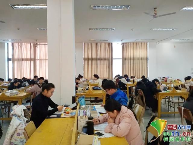 图为复习考试的大学生。中国青年网通讯员 王天宝 提供