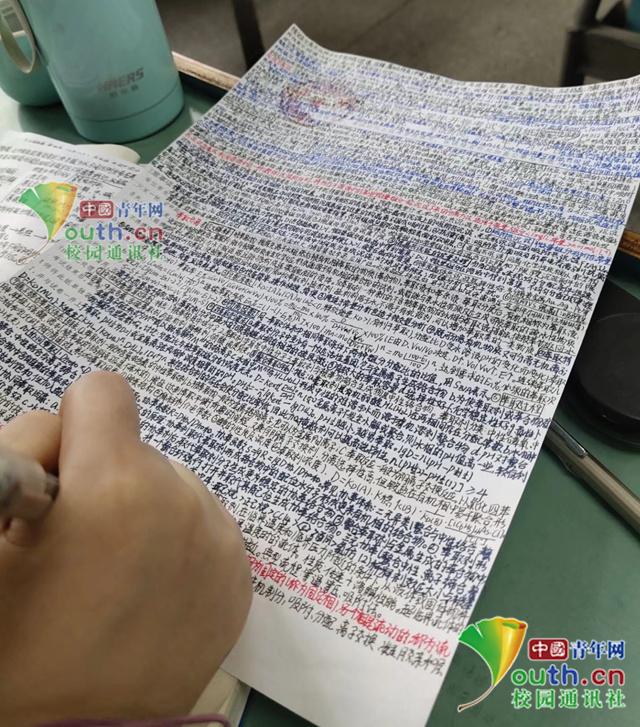 一名学生在盖有公章的“半开卷”考试专用纸上抄写相关内容。中国青年网通讯员 王天宝 提供