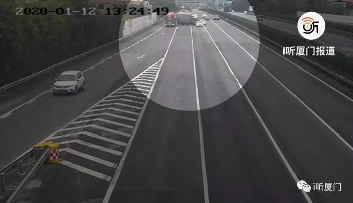 视频惊心！厦门高速四车相撞，一车360°旋转翻车！司机千万别这样做...