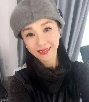 53岁温碧霞穿露腰装扮嫩，身材宛如少女，傅艺伟脸蛋却又干又瘪！