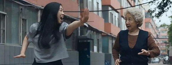 剧中美国长大的碧莉和奶奶在长春