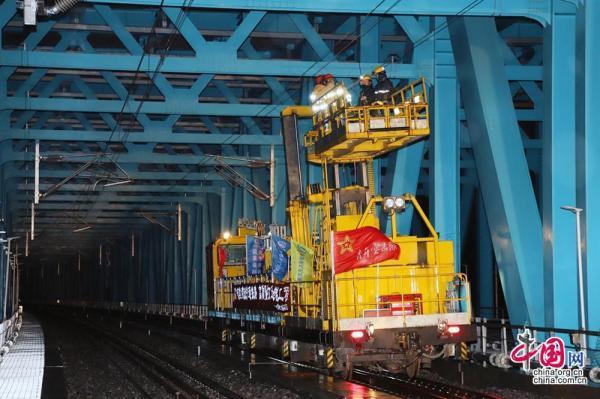 世界首座超千米公铁两用斜拉桥沪通铁路长江大桥开始架设接触网导线「组图」
